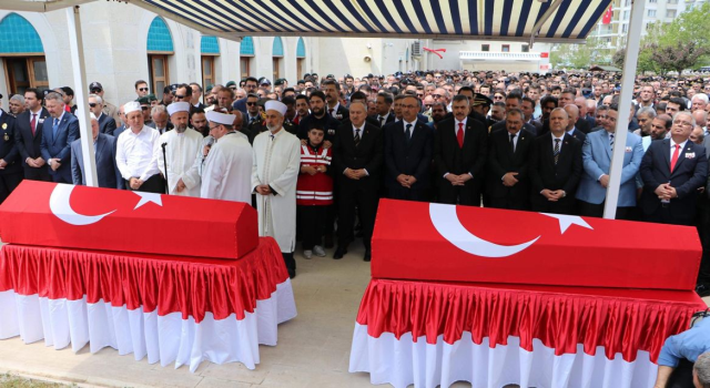 Şehit eşinin tabutunu omuzladı