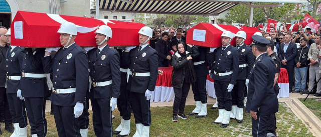 Şehit eşinin tabutunu omuzladı