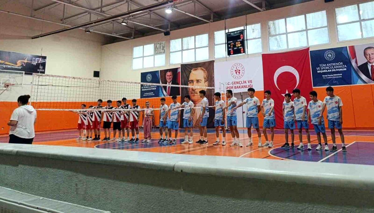 Selendi\'de Voleybol Şampiyonu Mehmet Akif Ersoy Lisesi