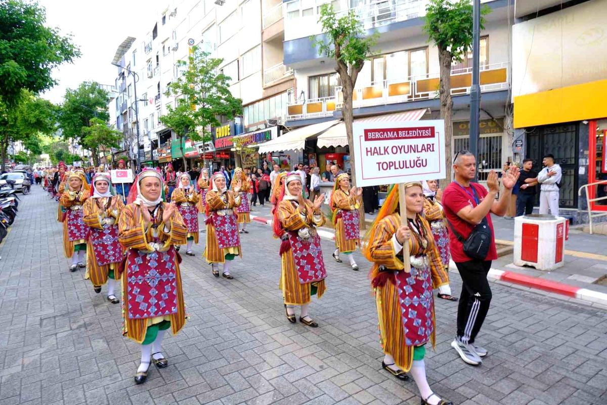 Soma\'da Zeybek Festivali Coşkusu