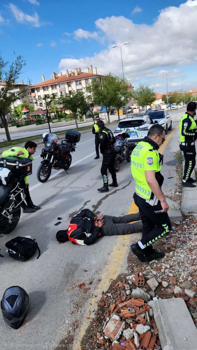 Motosikletten 1,5 kg Esrar Çıktı
