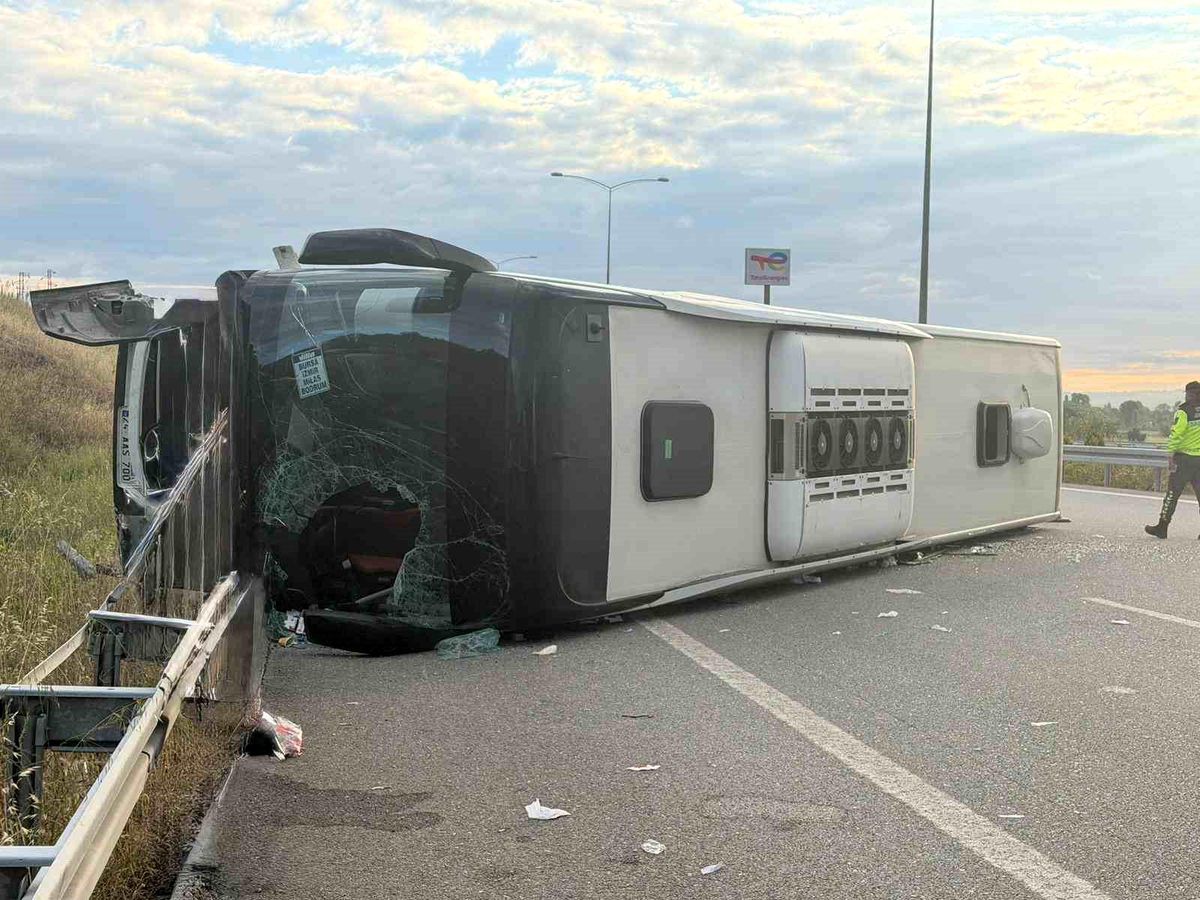 Susurluk\'ta yolcu otobüsü devrildi: 25 yaralı