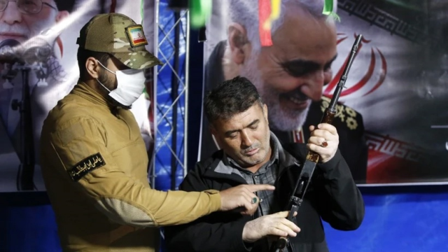 Tahran’ın göbeğinde verilmeye başlanan silah eğitimine en çok kadınlar ilgi gösterdi