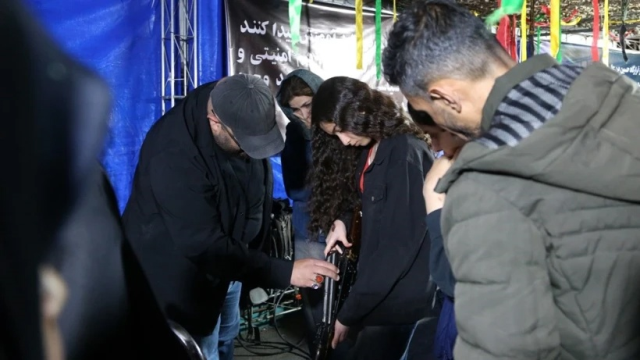 Tahran’ın göbeğinde verilmeye başlanan silah eğitimine en çok kadınlar ilgi gösterdi