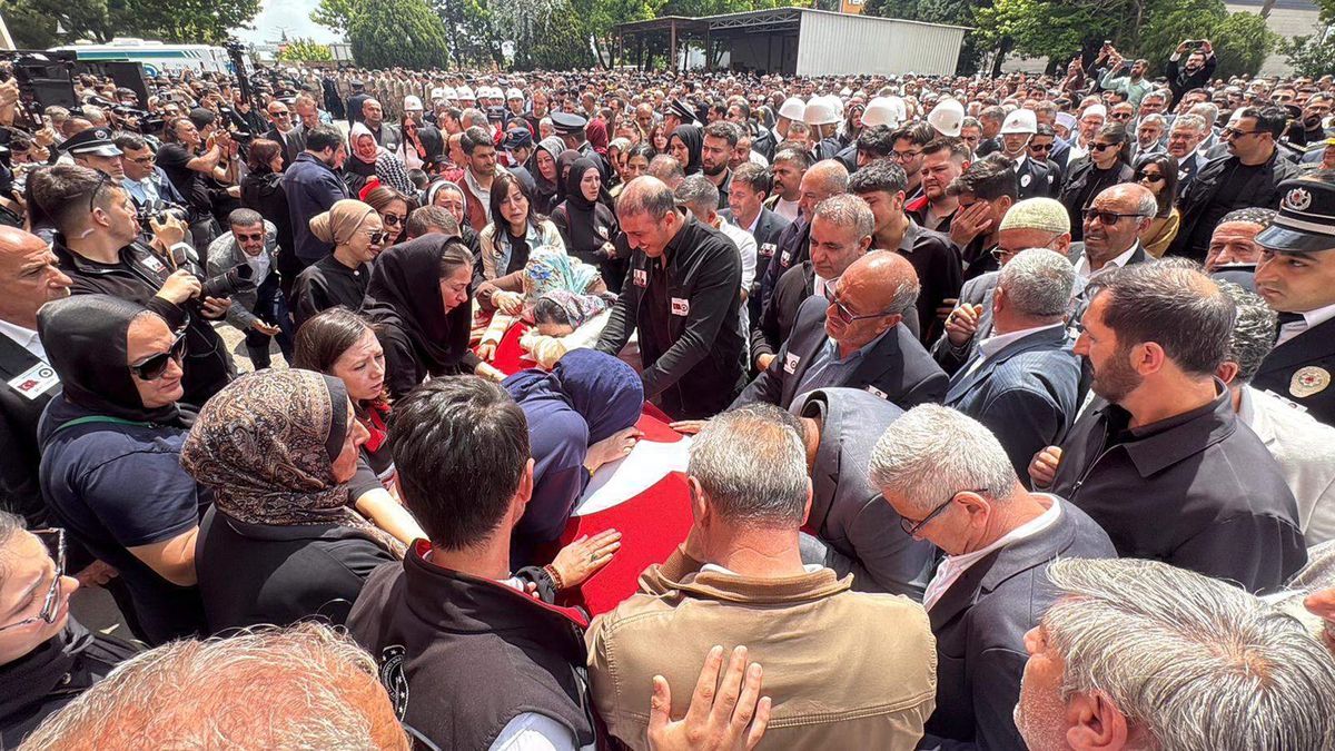 Şehit polisler son yolculuğuna uğurlandı! Cenazede kahreden detay