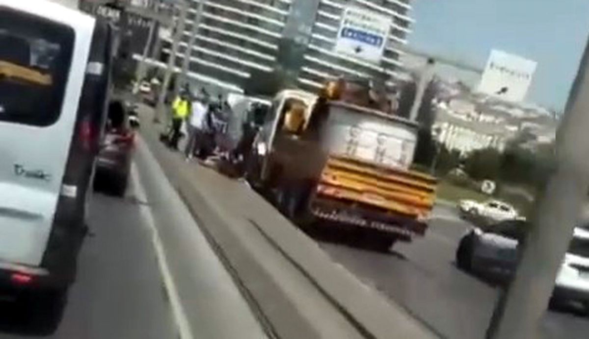 Avcılar\'da Motosiklet TIR\'a Çarptı