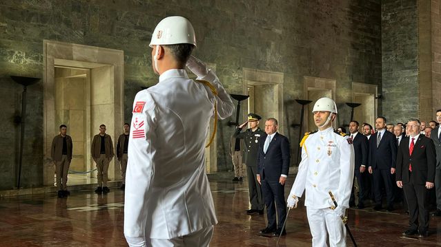 Bakan Bak, Gençlik Bayramı'nda Anıtkabir'i Ziyaret Etti