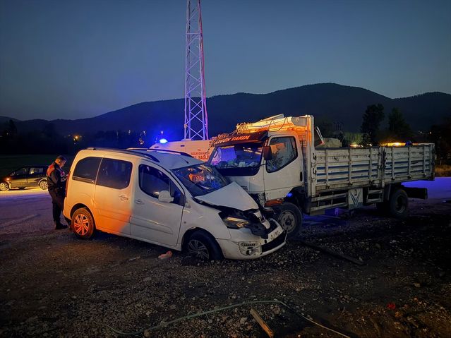 Taraklı'da Trafik Kazası: İki Sürücü Yaralı