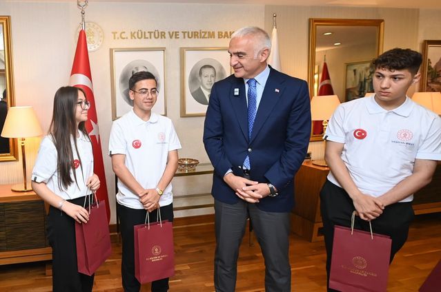 Genç Sanatçılar Bakan Ersoy'u Ziyaret Etti