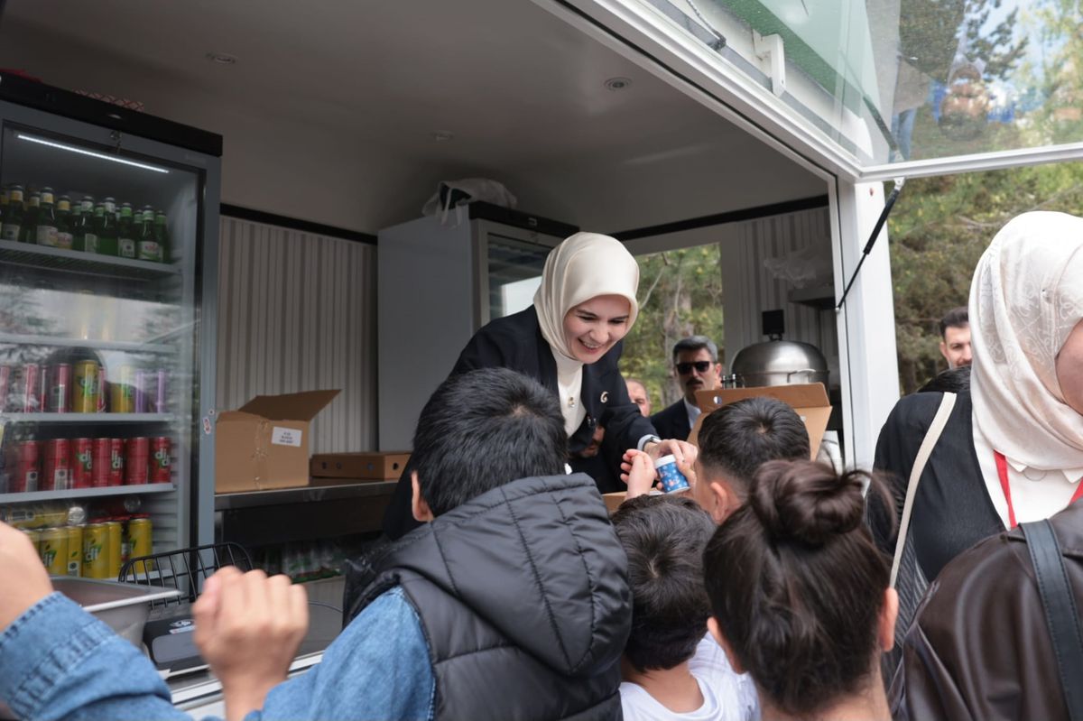 Bakan Göktaş Gençlerle Bayramda Bir Araya Geldi