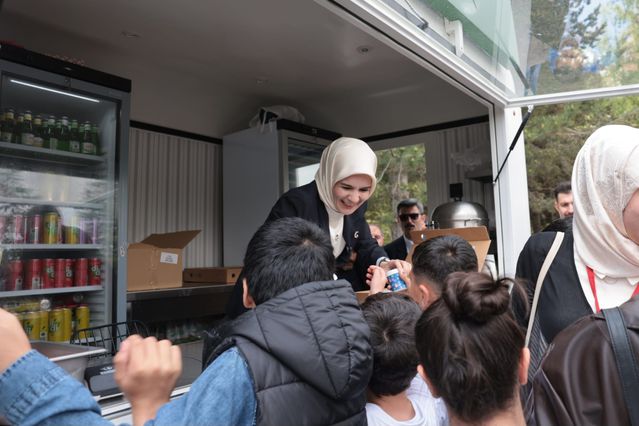 Bakan Göktaş Gençlerle Bayramda Bir Araya Geldi