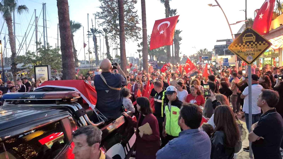 Bodrum\'da kalabalık meydanlara sığmadı