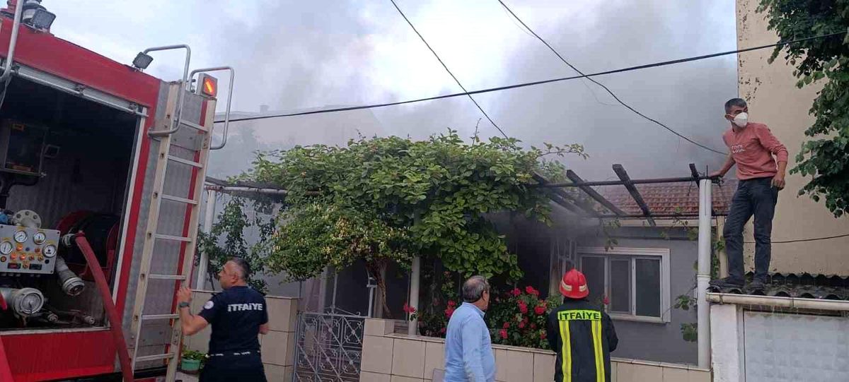 Çan\'da Ahşap Ev Yangında Kullanılmaz Hale Geldi