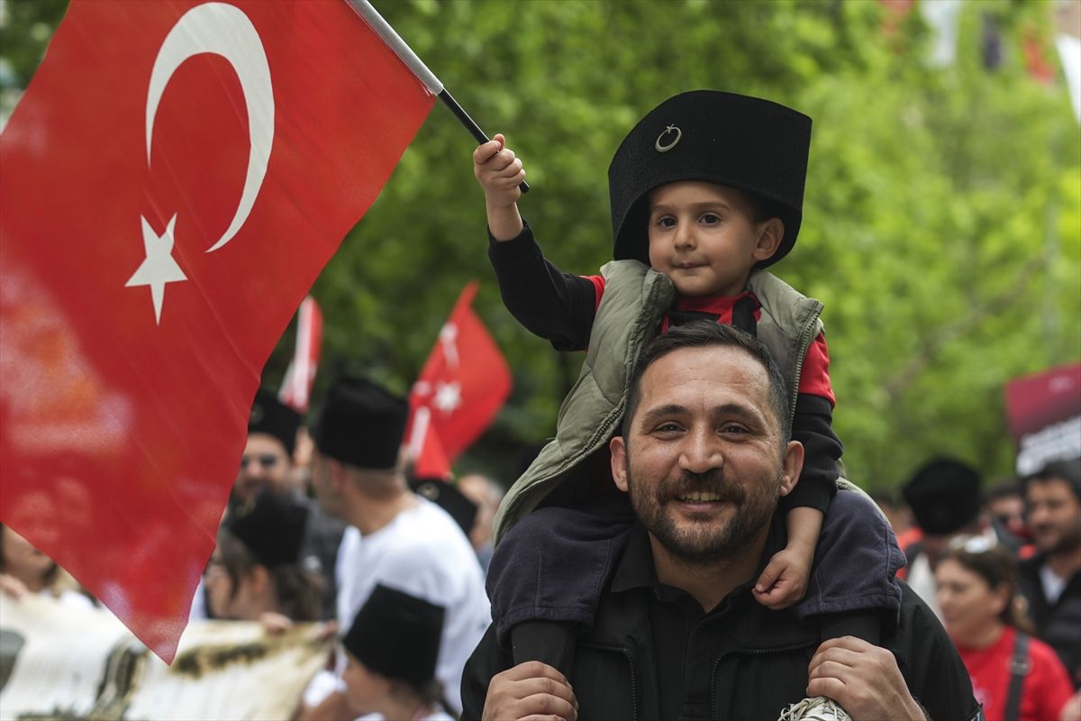 Gençler Cumhuriyet\'e Sahip Çıkıyor