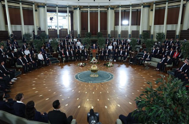 Gençler için en büyük yatırımı kararlılıkla sürdüreceğiz