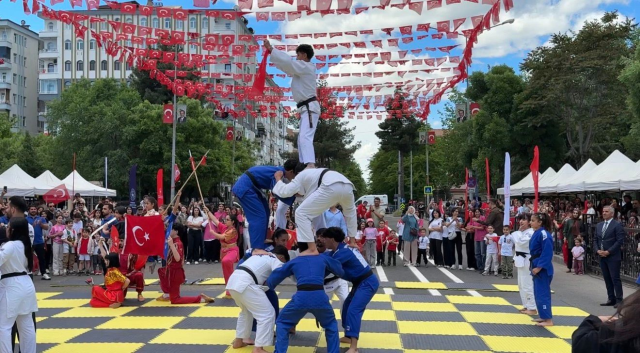Diyarbakır'da 19 Mayıs, erbane ve Kürtçe müziklerle kutlandı