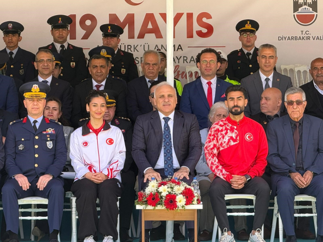 Diyarbakır'da 19 Mayıs, erbane ve Kürtçe müziklerle kutlandı
