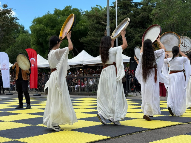 Diyarbakır'da 19 Mayıs, erbane ve Kürtçe müziklerle kutlandı