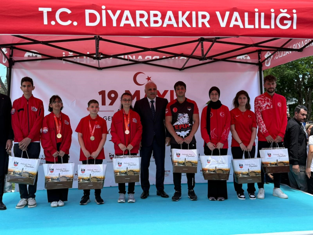 Diyarbakır'da 19 Mayıs, erbane ve Kürtçe müziklerle kutlandı
