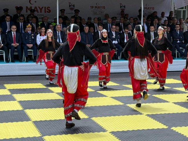 Diyarbakır'da 19 Mayıs, erbane ve Kürtçe müziklerle kutlandı