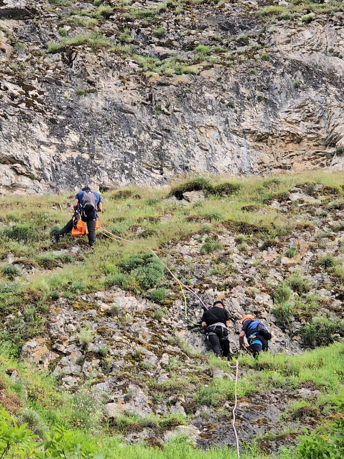 Dik Yamaçta Mahsur Kalan İki Genç Kurtarıldı