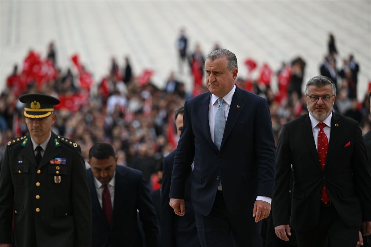 Bakan Bak Anıtkabir'i Ziyaret Etti
