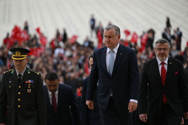 Bakan Bak Anıtkabir'i Ziyaret Etti