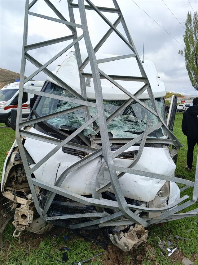 Şemdinli'de Minibüs Kazası: 11 Yaralı