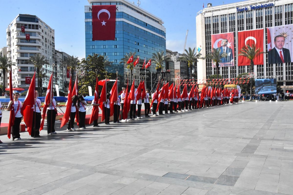 İzmir\'de Coşkuyla 19 Mayıs Kutlaması
