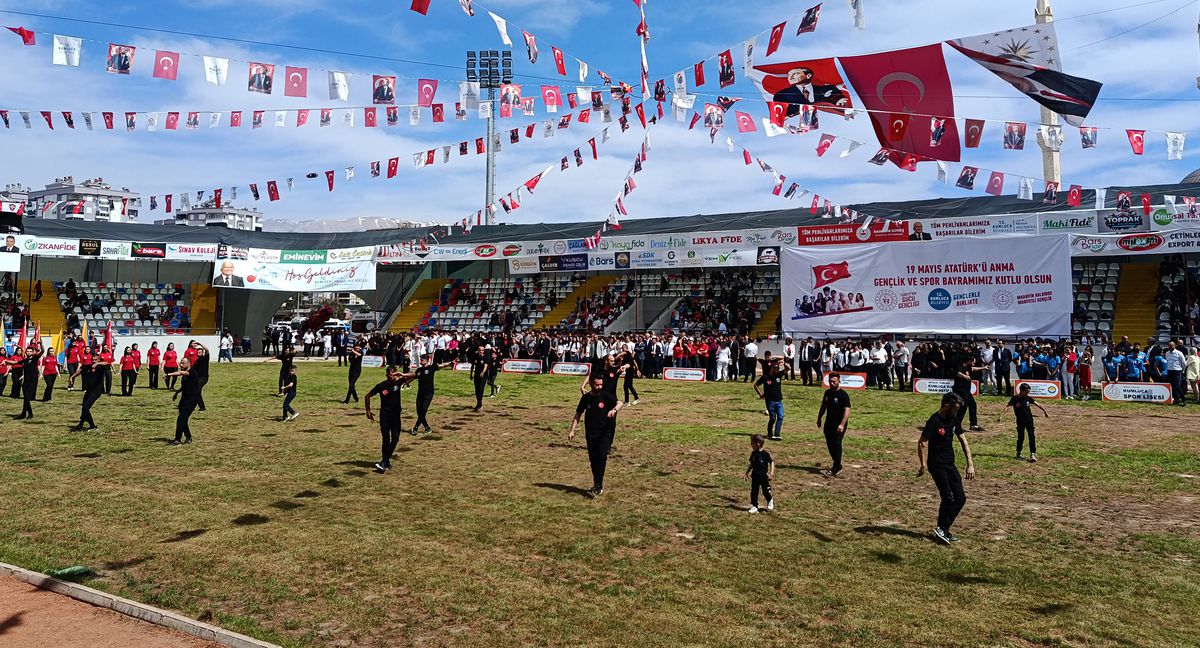 Ardenalp\'in Zeybek Performansı İlgi Çekti