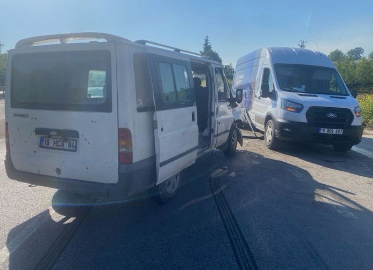İnegöl\'de minibüsler çarpıştı: 4 yaralı