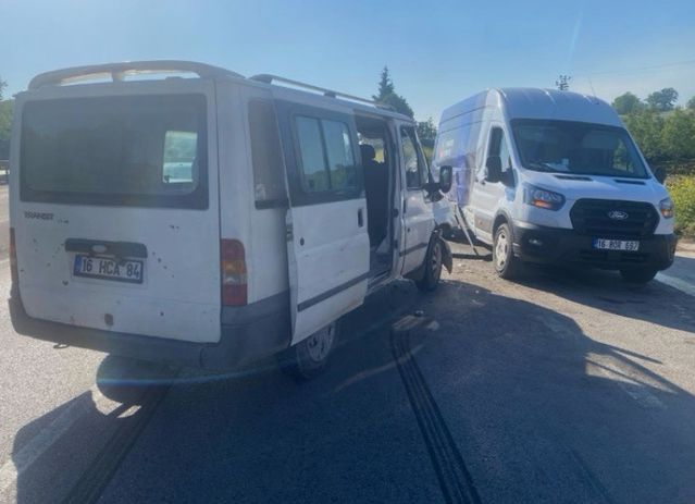 İnegöl'de minibüsler çarpıştı: 4 yaralı