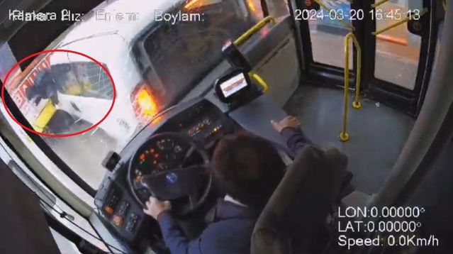 Otobüs şoförü uykuya daldı, önündeki araca çarptı... Lise öğrencisi iki aracın arasında böyle sıkıştı