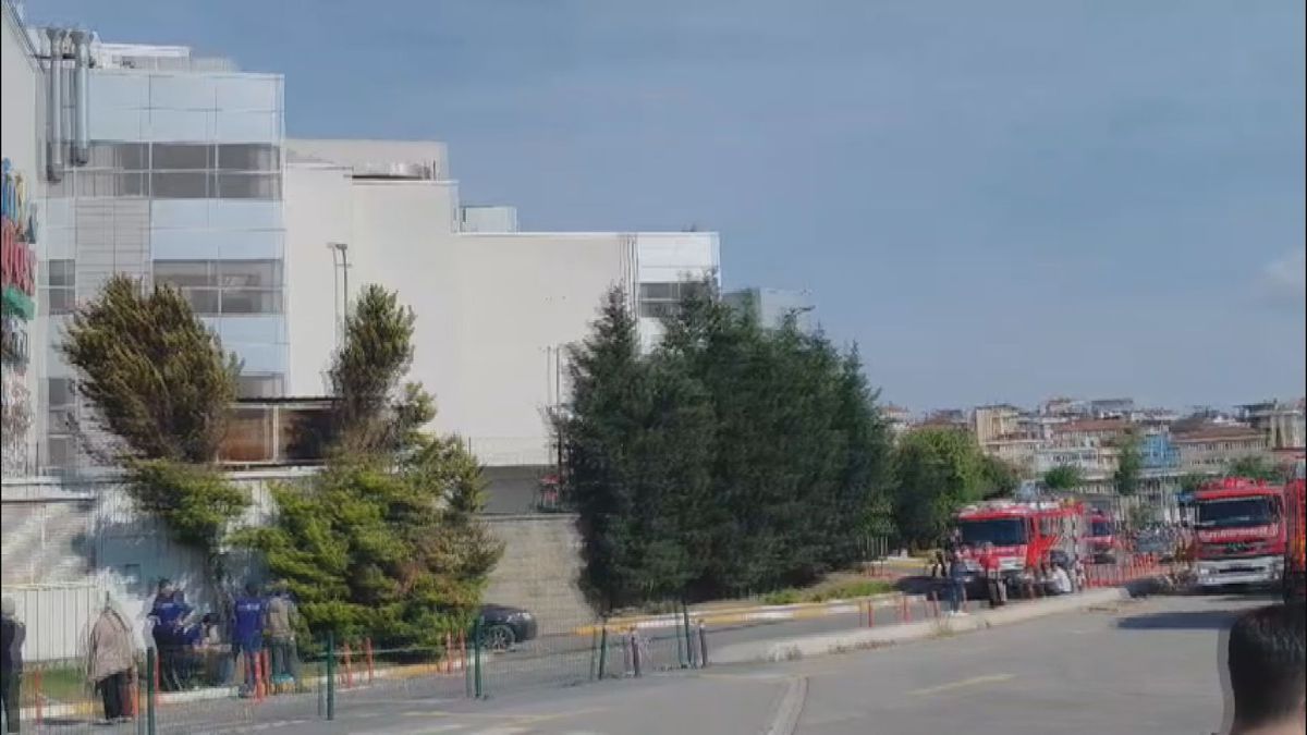 Pendik\'te Alışveriş Merkezinde Yangın