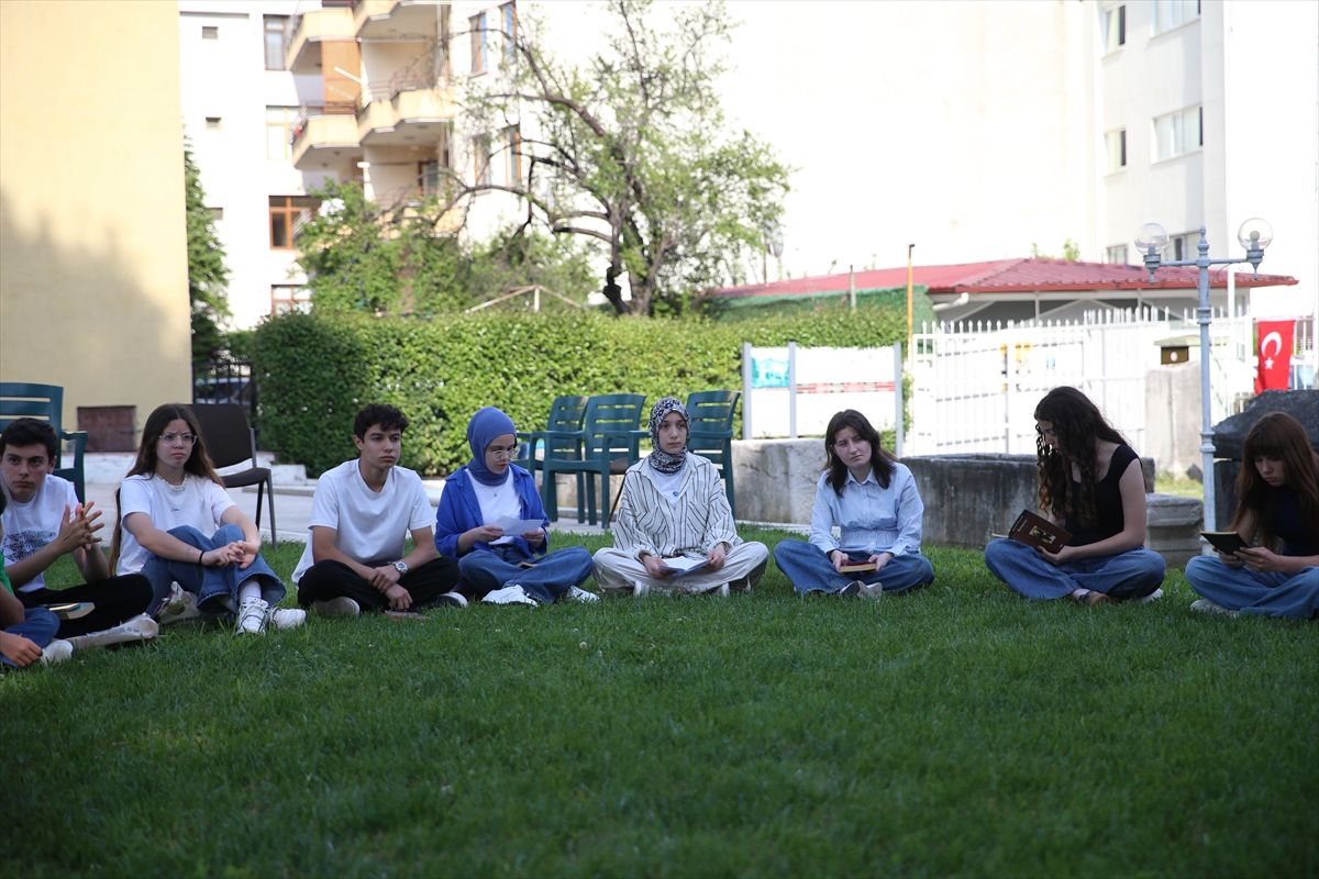Gençler Sait Faik\'i Anlatıyor