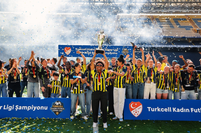 Şampiyon Fenerbahçe arsaVev, kupasını kaldırdı