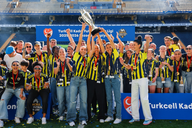 Şampiyon Fenerbahçe arsaVev, kupasını kaldırdı