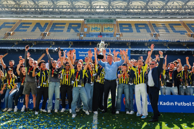 Şampiyon Fenerbahçe arsaVev, kupasını kaldırdı