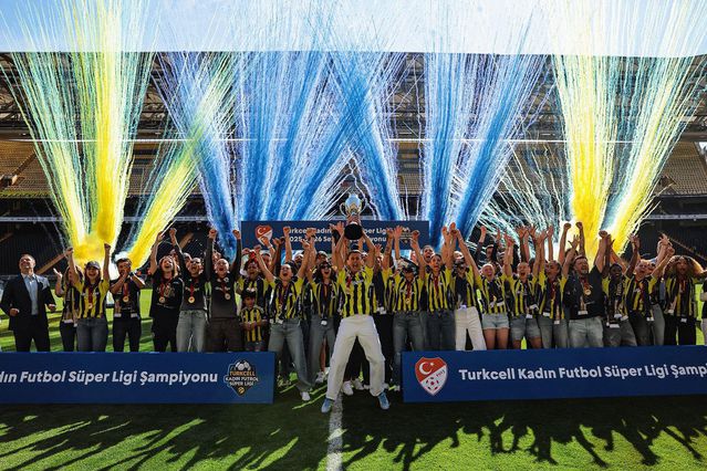 Şampiyon Fenerbahçe arsaVev, kupasını kaldırdı