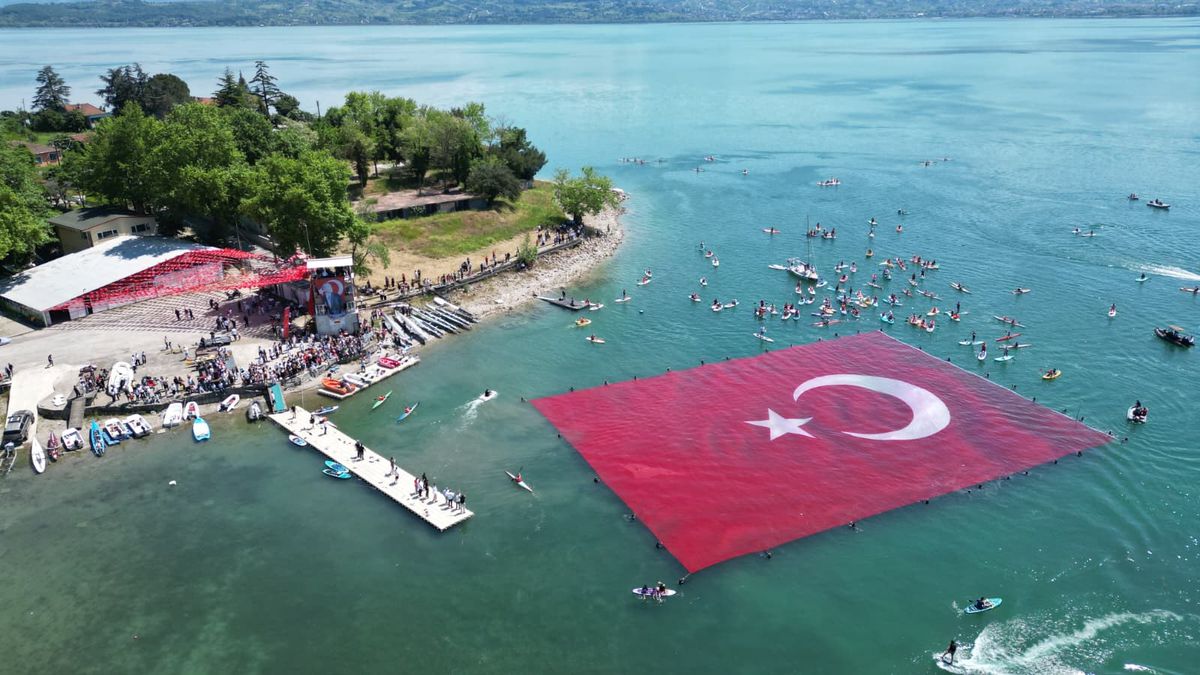 Dev Türk Bayrağı Sapanca Gölü\'nde Açıldı