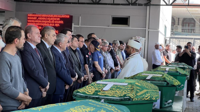 Mersin'de katledilen 5 kişi toprağa verildi! Gözyaşları sel oldu
