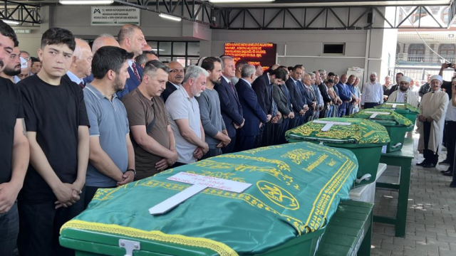 Mersin'de katledilen 5 kişi toprağa verildi! Gözyaşları sel oldu