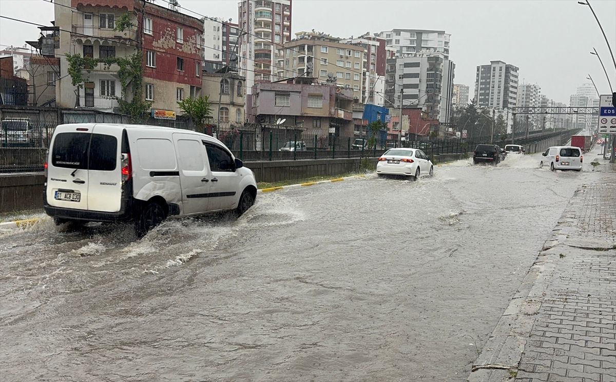Adana\'da Sağanak Yağış Su Birikintileri Yüzünden Hayatı Olumsuz Etkiledi