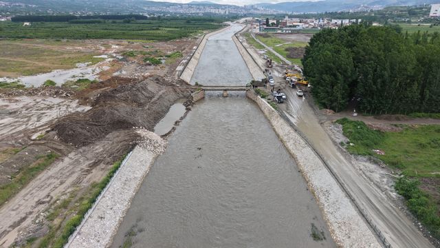 Almus Barajı'nda taşkın alarmı! Esnaf önlem aldı, tahliyeler başladı