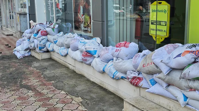 Almus Barajı'nda taşkın alarmı! Esnaf önlem aldı, tahliyeler başladı