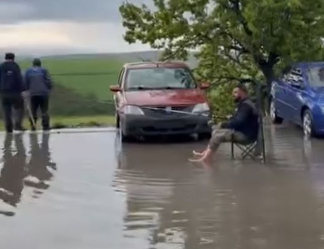 Göle dönen yolda olta ile balık tutmaya çalıştı
