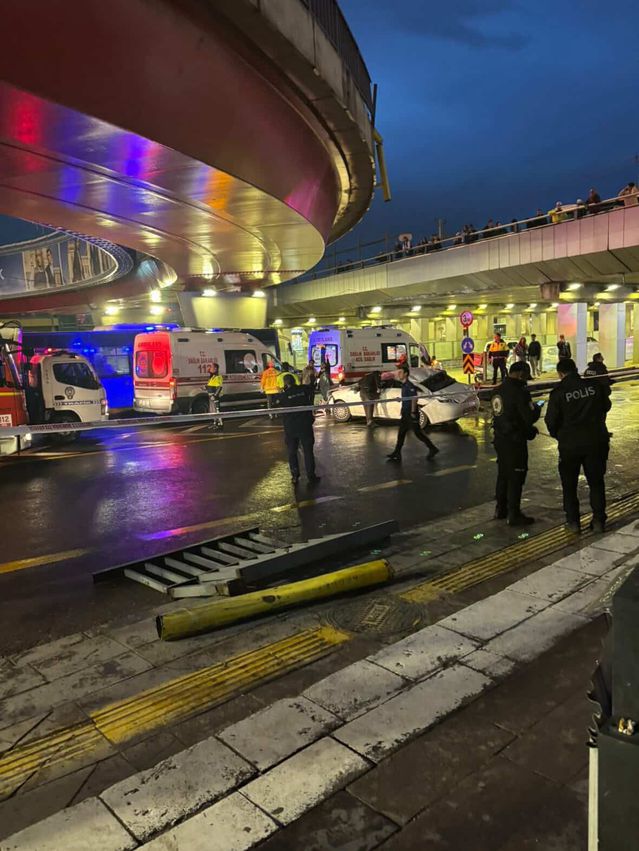 Sıhhiye Köprüsü'nde Kaza: Sürücü Yaralandı