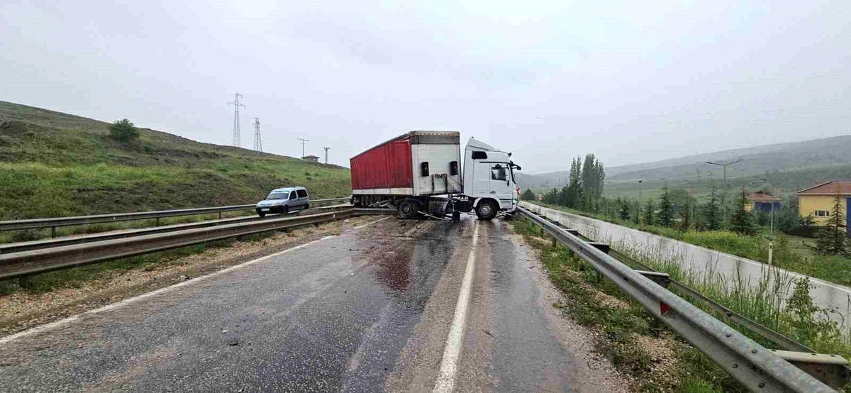 Haymana\'da Tır-Minibüs Çarpışması: 11 Yaralı