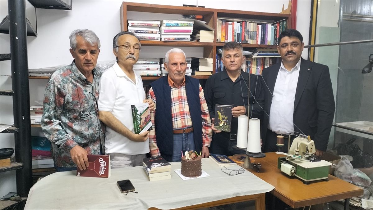 83 Yaşında Kitaplarla Kutladı