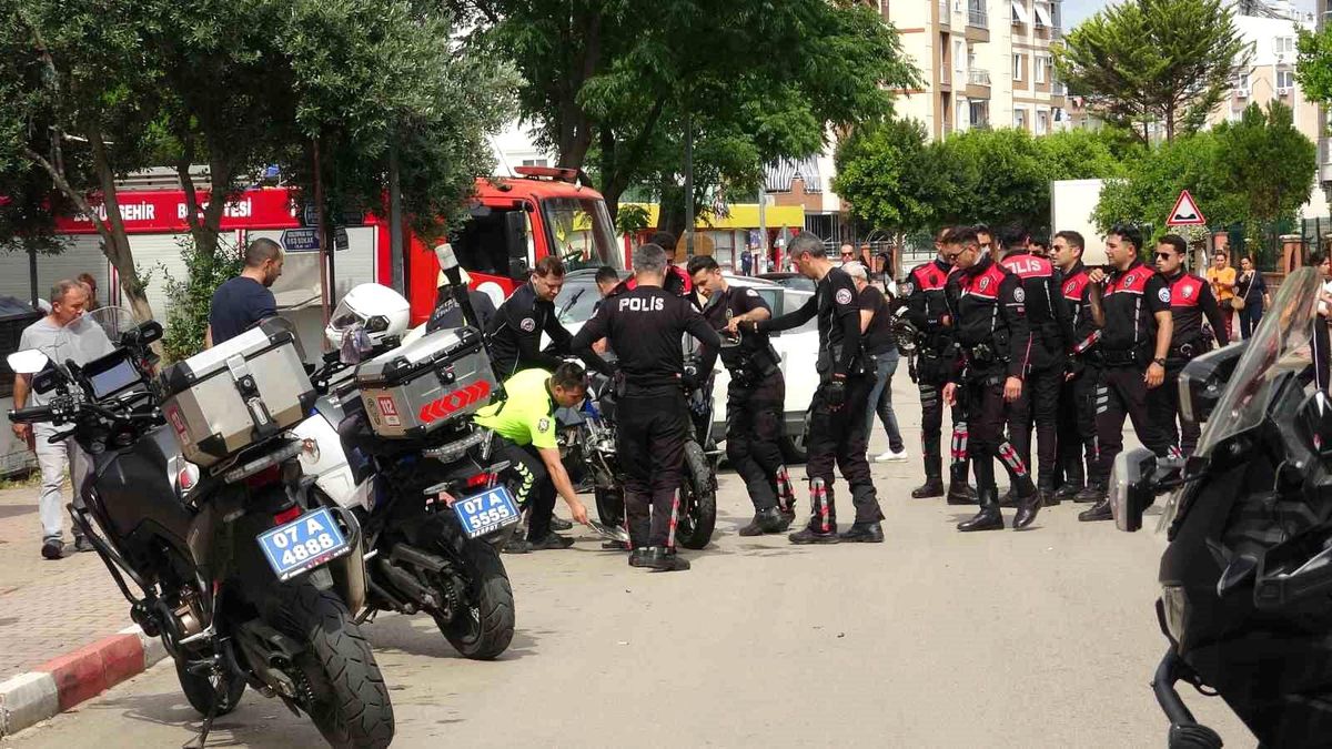 Antalya\'da Polis Aracına Çarpan Otomobil Kazası